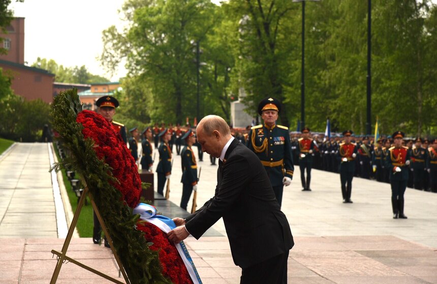 Владимир Путин почтил память павших в Великой Отечественной войне 9 фото