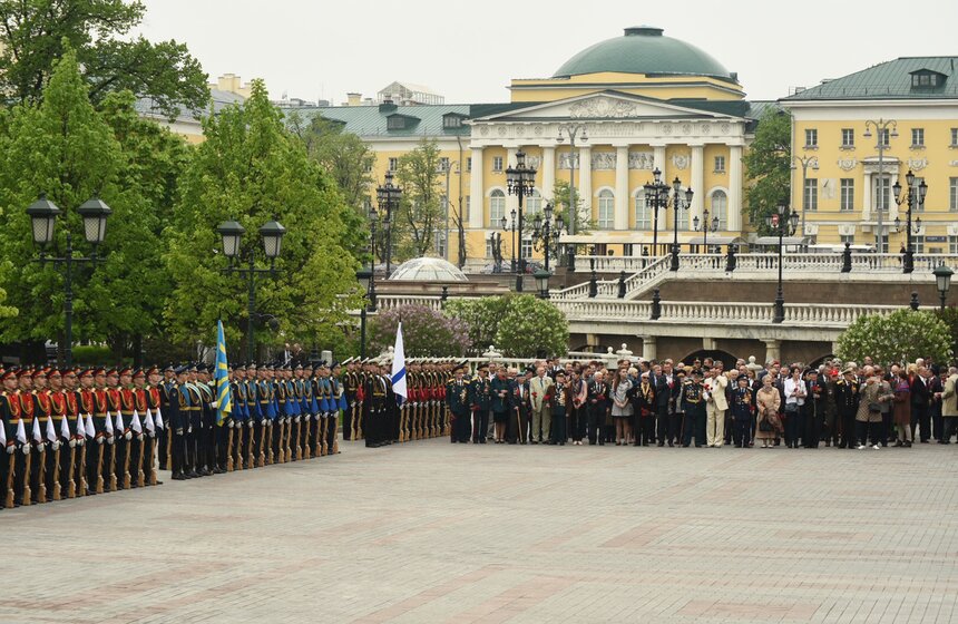 Владимир Путин почтил память павших в Великой Отечественной войне 2 фото