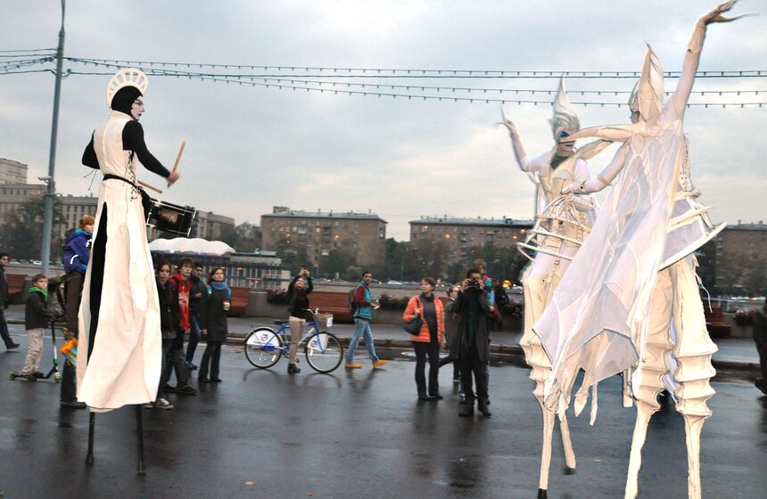 В Парке Горького выступил голландский театр "Close-Act Theatre" 4 фото