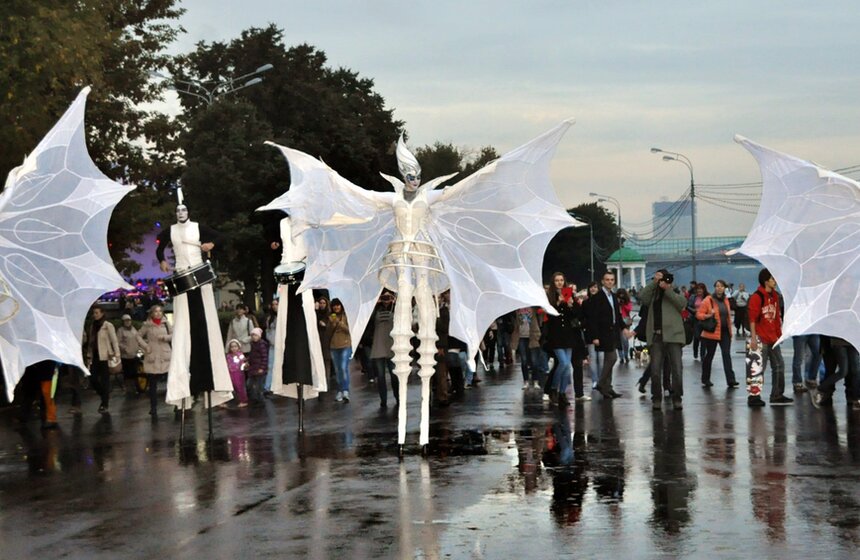 В Парке Горького выступил голландский театр "Close-Act Theatre" 3 фото