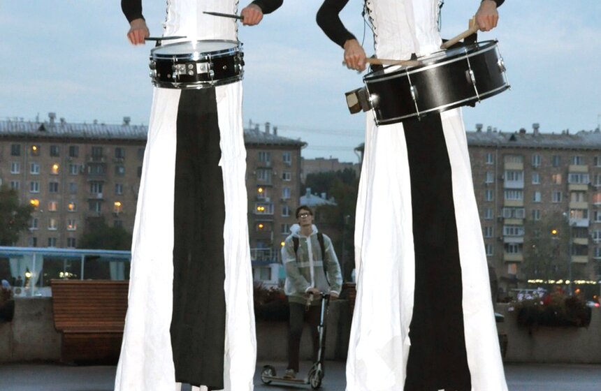 В Парке Горького выступил голландский театр "Close-Act Theatre" 6 фото