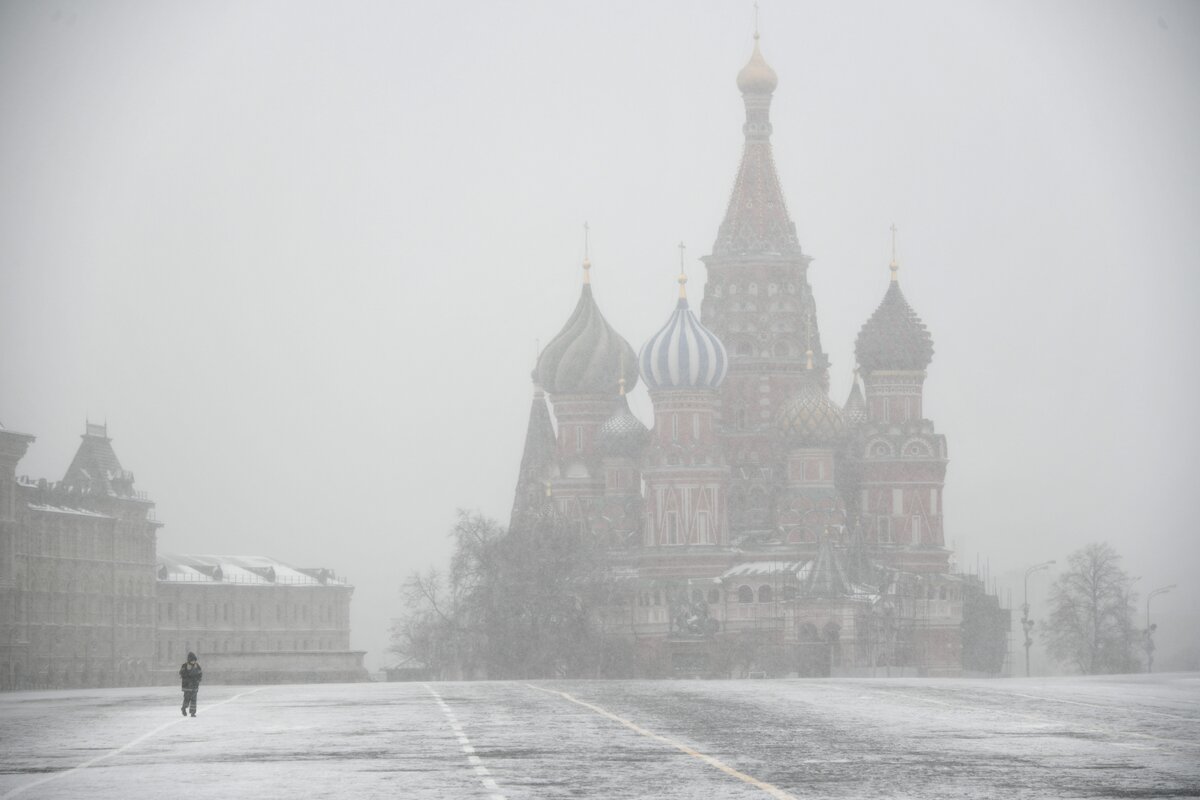 Будет ли в москве ветер. Метель в Москве. Первый снег в Москве. Метель в городе. Кремль Пурга.