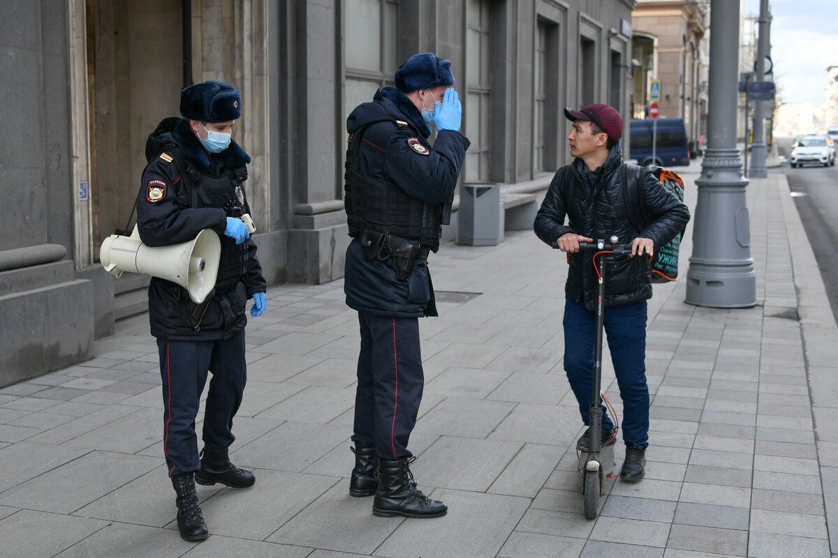 Москва проверяют телефоны. Карантин полиция на улице. Полицейский патруль в Москве на красной площади. Полицейский патруль в Москве на красной площади весной. Полиция Москва фото людей с рюкзаком.