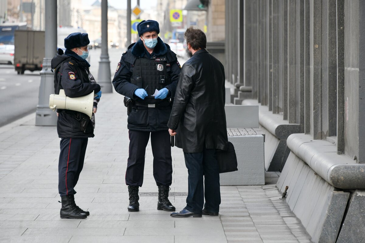 Полиция ходит по квартирам проверяет. Полицейский на улице. Полиция карантин. Полицейский Москва. Полиция на улицах Москвы.