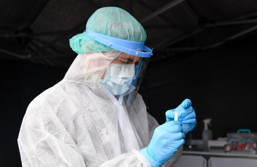 В Москве появилась возможность сдать тест на коронавирус, не выходя из машины 12 фото