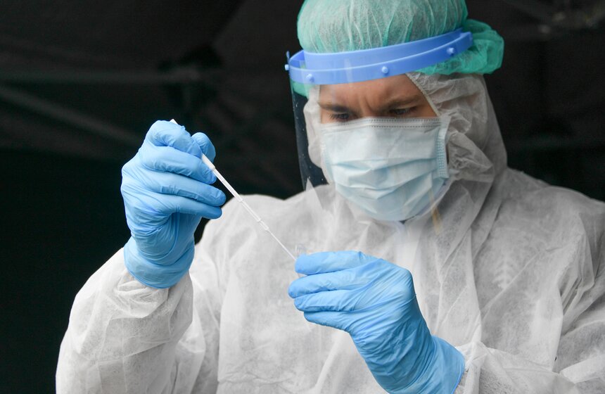 В Москве появилась возможность сдать тест на коронавирус, не выходя из машины 7 фото