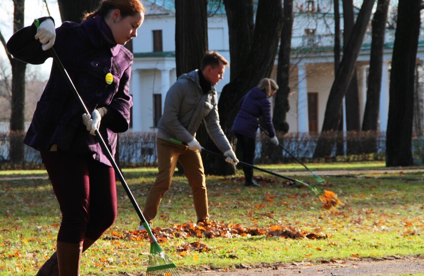 Волонтеры навели порядок в усадьбе Остафьево 5 фото
