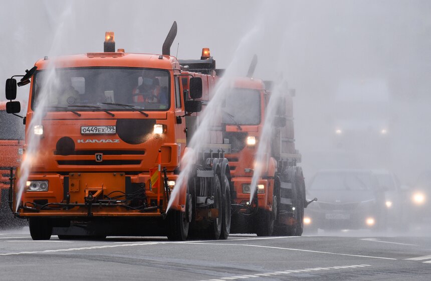 В Москве провели дезинфекцию дорог и общественных мест 22 фото