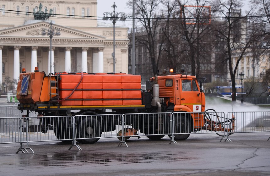 В Москве провели дезинфекцию дорог и общественных мест 15 фото