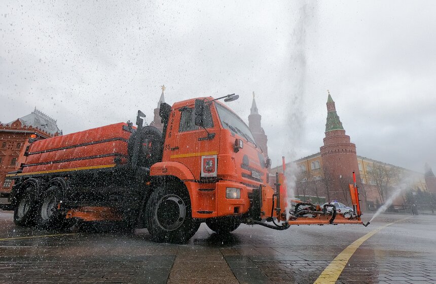 В Москве провели дезинфекцию дорог и общественных мест 18 фото