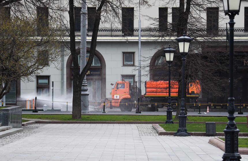 В Москве провели дезинфекцию дорог и общественных мест 16 фото