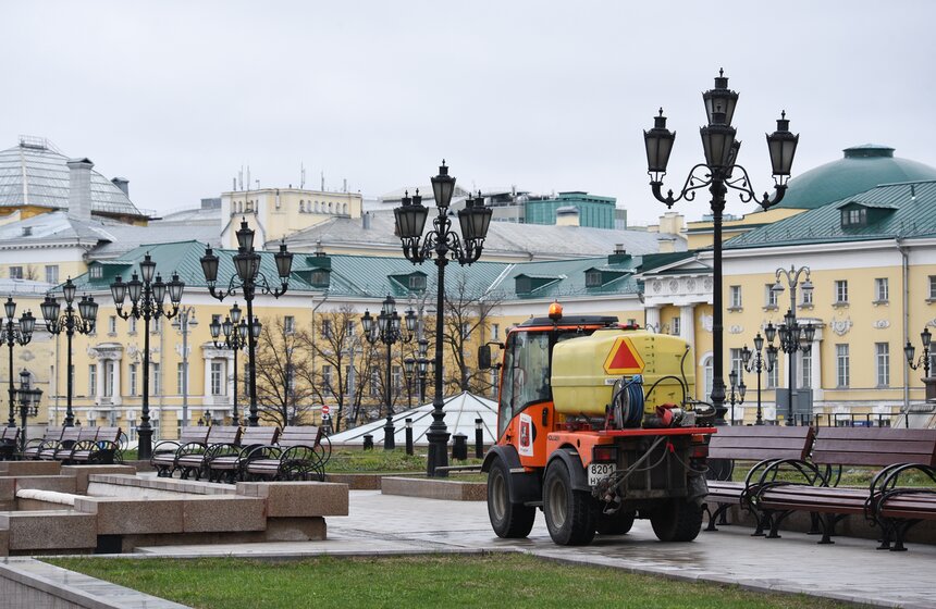 В Москве провели дезинфекцию дорог и общественных мест 7 фото