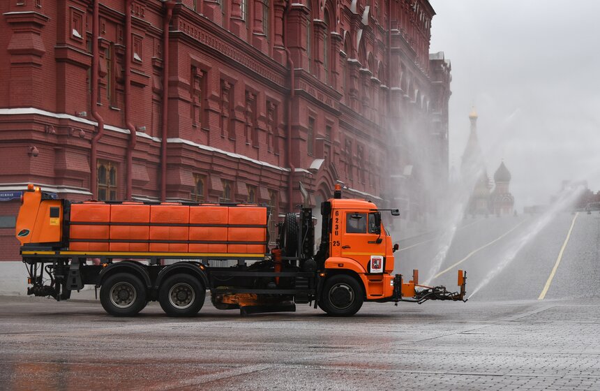 В Москве провели дезинфекцию дорог и общественных мест 21 фото