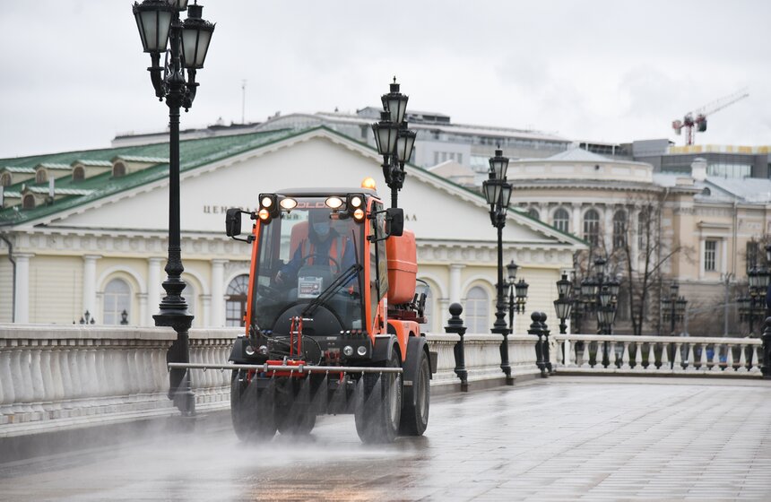 В Москве провели дезинфекцию дорог и общественных мест 2 фото