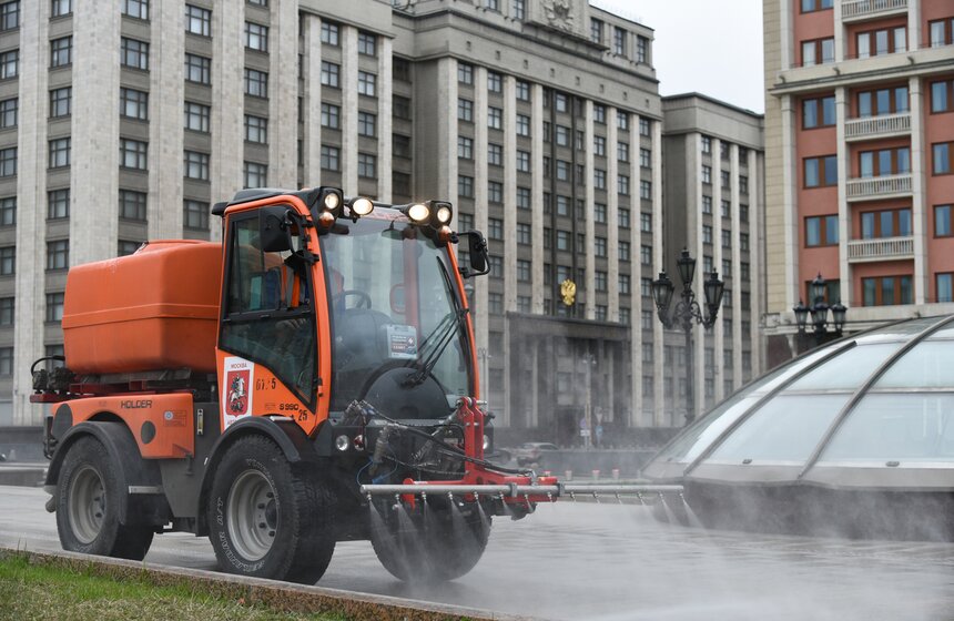 В Москве провели дезинфекцию дорог и общественных мест 6 фото