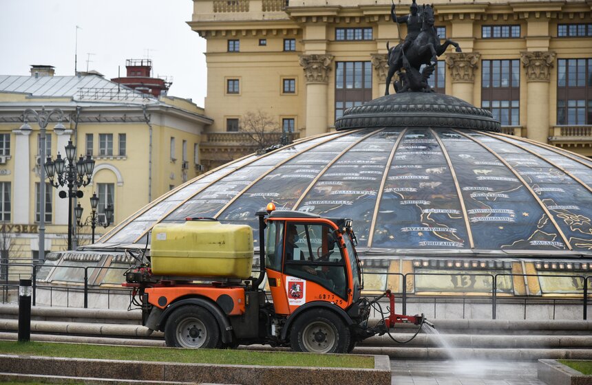 В Москве провели дезинфекцию дорог и общественных мест 5 фото