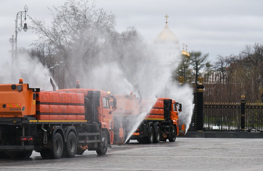 В Москве провели дезинфекцию дорог и общественных мест 17 фото