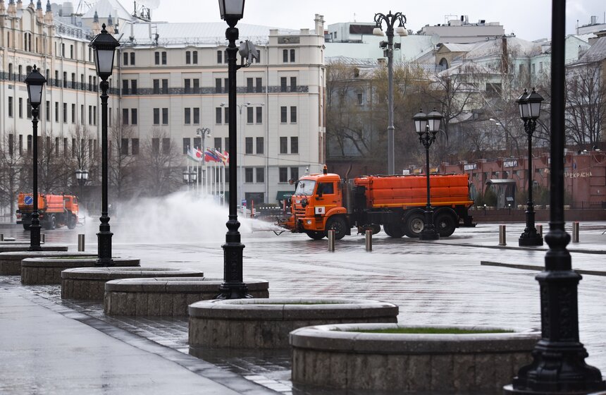В Москве провели дезинфекцию дорог и общественных мест 19 фото