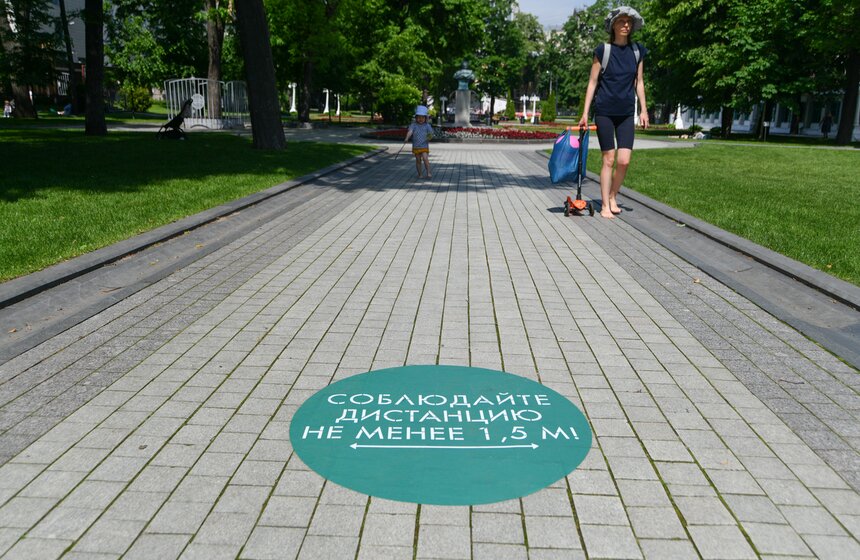 Москвичи посетили сад "Эрмитаж" в жаркую погоду 4 фото