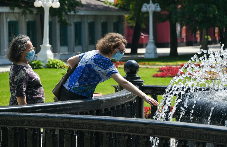 Москвичи посетили сад "Эрмитаж" в жаркую погоду 11 фото