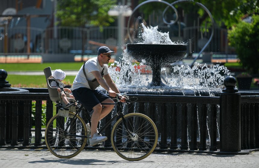 Москвичи посетили сад "Эрмитаж" в жаркую погоду 8 фото