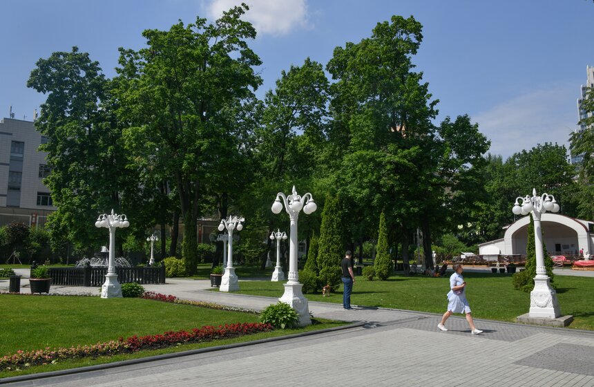 Москвичи посетили сад "Эрмитаж" в жаркую погоду 15 фото
