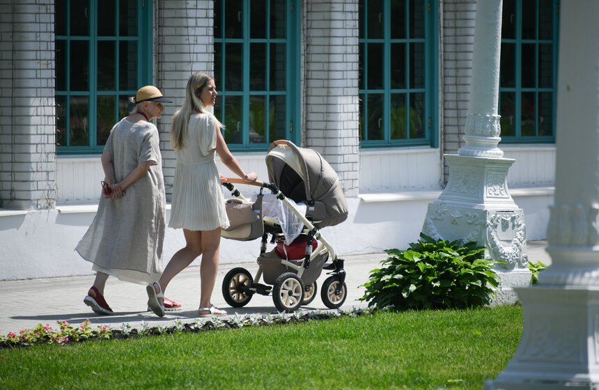 Москвичи посетили сад "Эрмитаж" в жаркую погоду 12 фото
