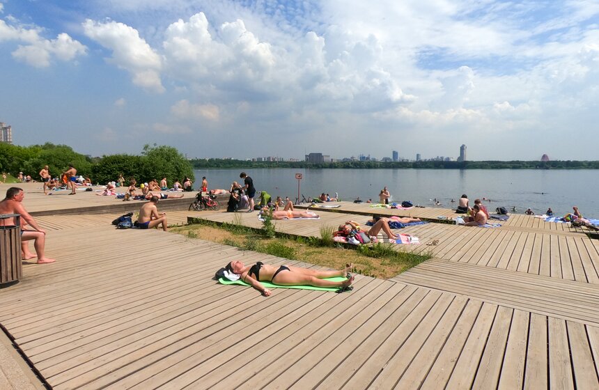Пляжный сезон открыли в Строгино 12 фото