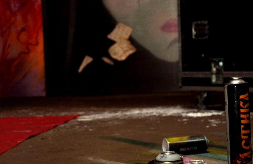 В "СахАрте" прошла выставка уличного нелегального искусства 13 фото