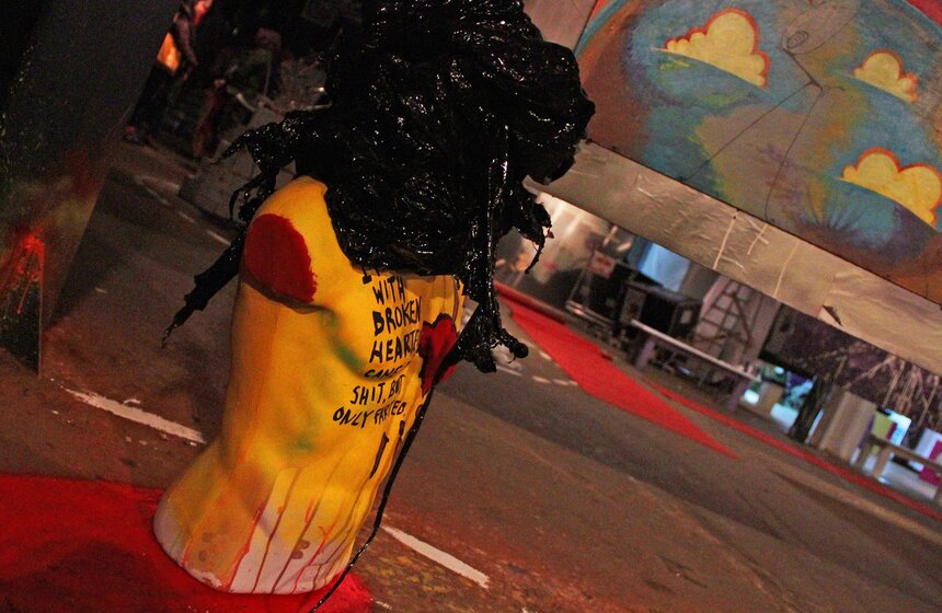 В "СахАрте" прошла выставка уличного нелегального искусства 9 фото