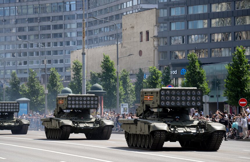 Зрители наблюдают за проходом колонны военной техники 13 фото