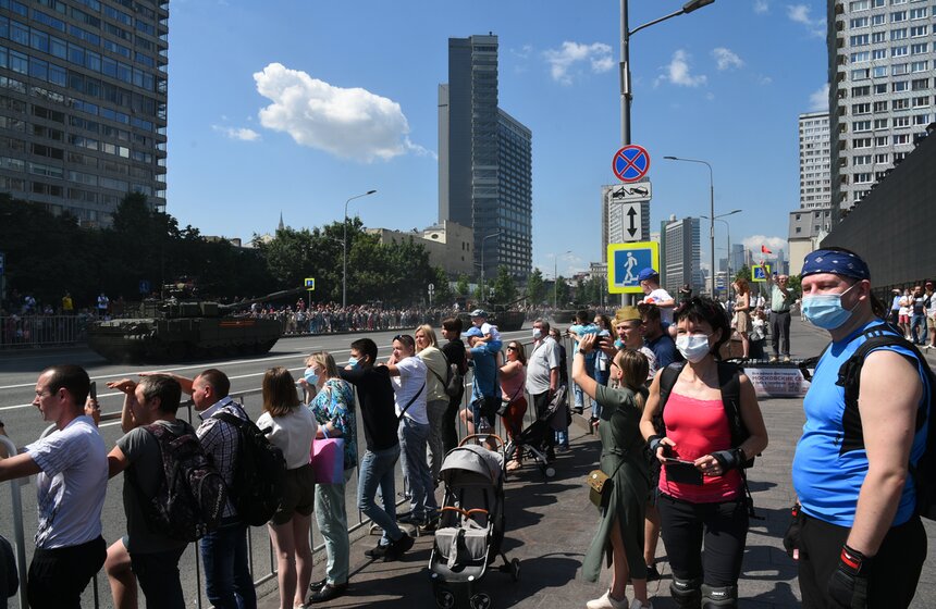 Зрители наблюдают за проходом колонны военной техники 22 фото