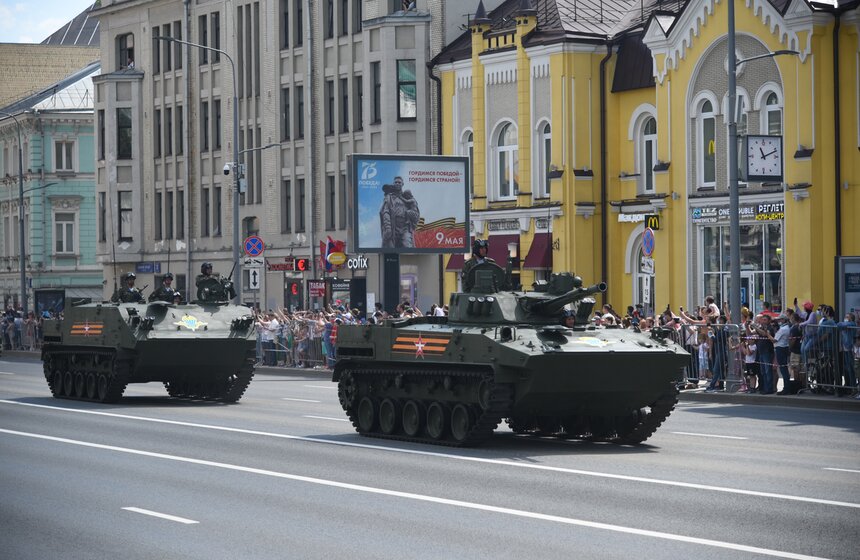 Зрители наблюдают за проходом колонны военной техники 28 фото