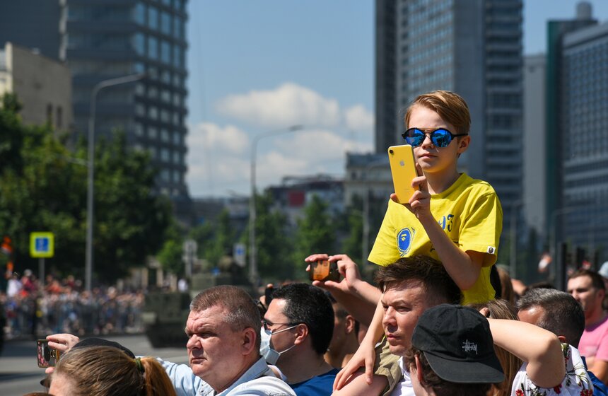 Зрители наблюдают за проходом колонны военной техники 29 фото