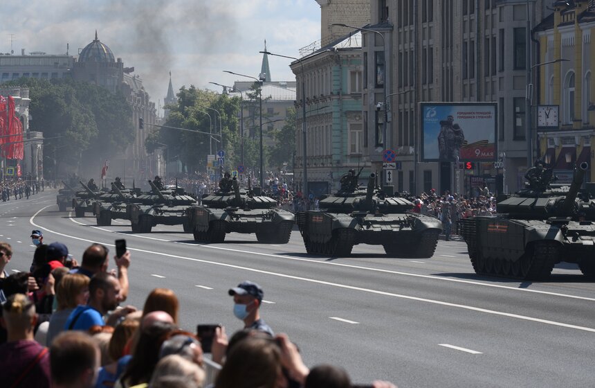 Зрители наблюдают за проходом колонны военной техники 4 фото