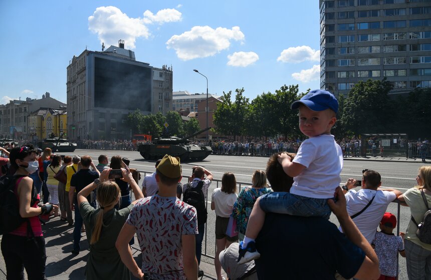 Зрители наблюдают за проходом колонны военной техники 20 фото