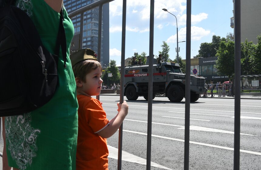Зрители наблюдают за проходом колонны военной техники 5 фото