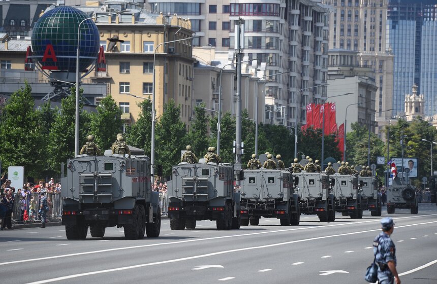 Зрители наблюдают за проходом колонны военной техники 23 фото