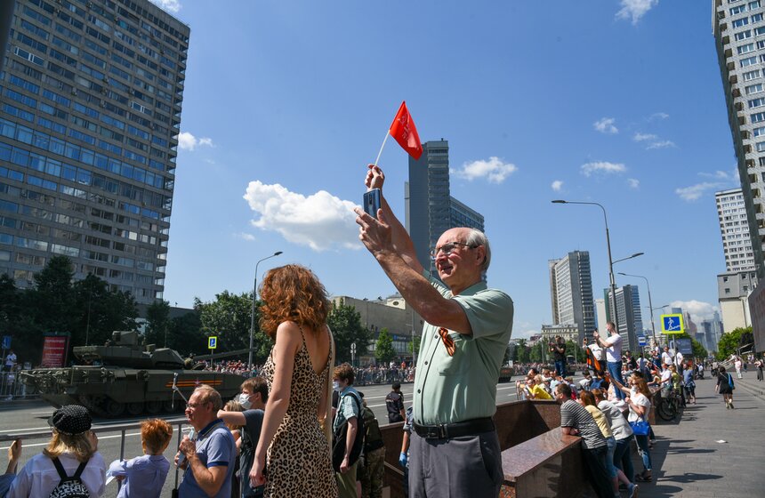 Зрители наблюдают за проходом колонны военной техники 12 фото