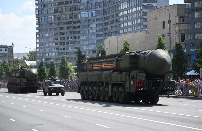 Зрители наблюдают за проходом колонны военной техники 21 фото