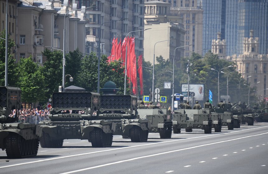 Зрители наблюдают за проходом колонны военной техники 31 фото