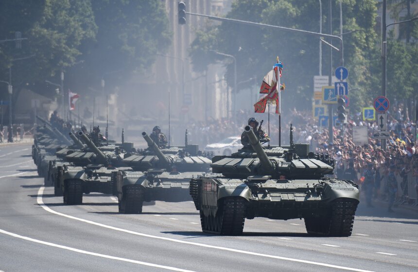 Зрители наблюдают за проходом колонны военной техники 2 фото