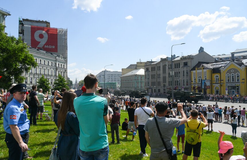 Зрители наблюдают за проходом колонны военной техники 7 фото