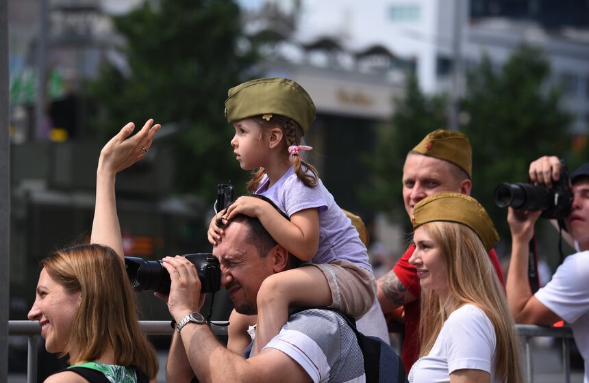 Зрители наблюдают за проходом колонны военной техники 10 фото