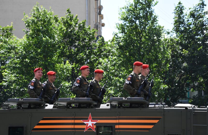 Зрители наблюдают за проходом колонны военной техники 26 фото