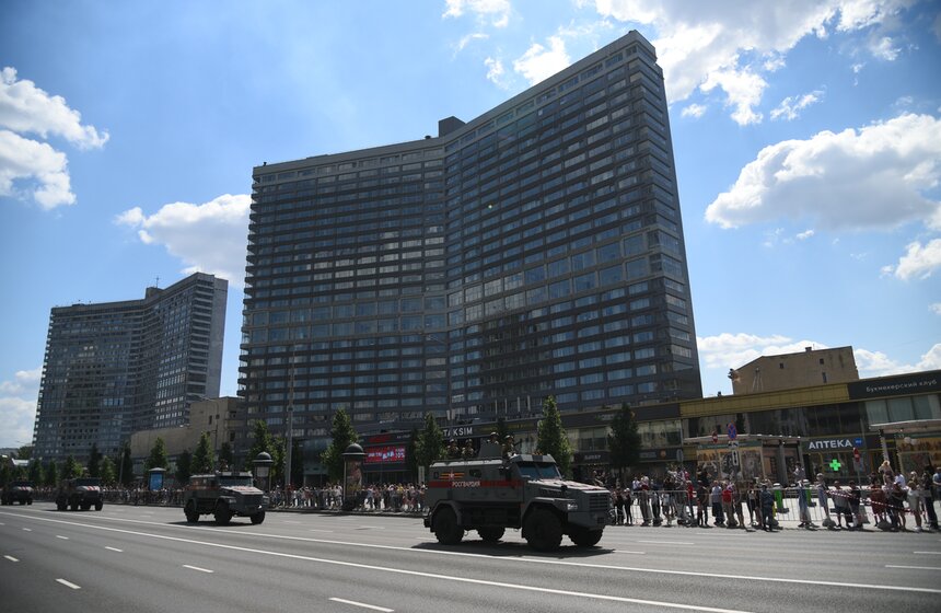 Зрители наблюдают за проходом колонны военной техники 19 фото