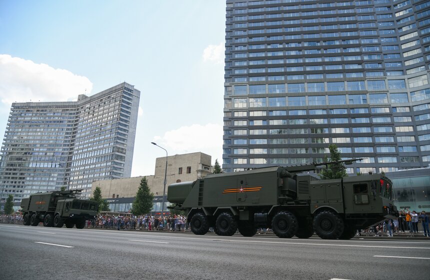 Зрители наблюдают за проходом колонны военной техники 17 фото