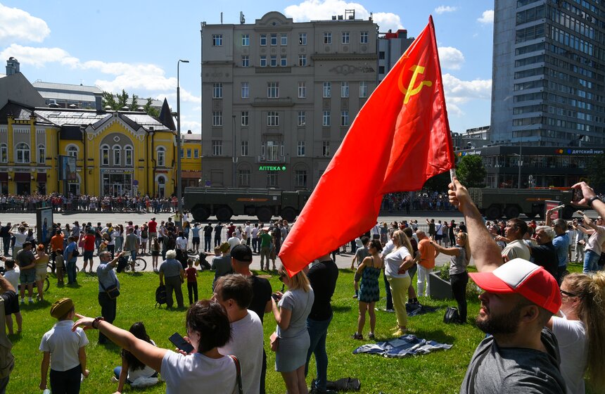 Зрители наблюдают за проходом колонны военной техники 3 фото