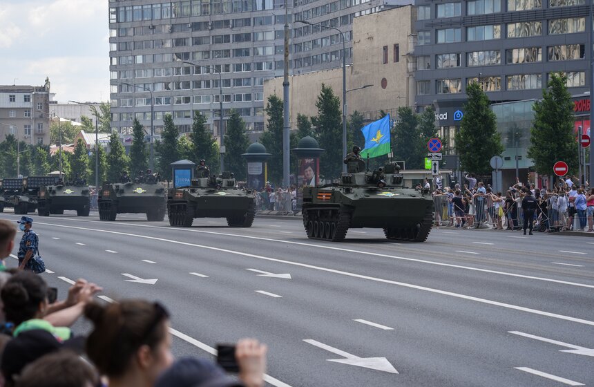 Зрители наблюдают за проходом колонны военной техники 32 фото