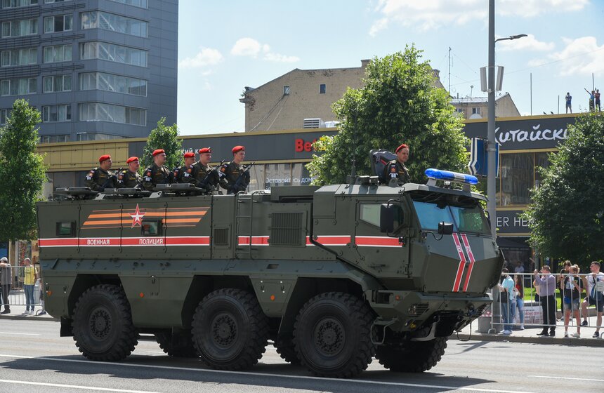 Зрители наблюдают за проходом колонны военной техники 30 фото